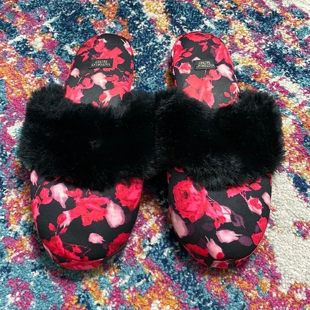 Victoria’s Secret Signature Satin Slipper with faux fur trim size small 5-6